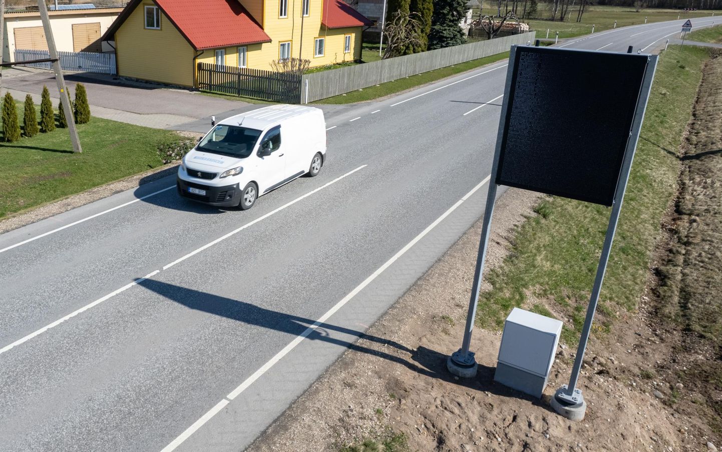Tänassilma külas Tartu–Viljandi maantee ääres annab liiklejaile infot muutuva teabega märk, aga kui midagi vajalikku teatada pole, on ekraan välja lülitatud.
