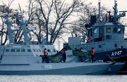 Ukraina suurtükikaater Nikopol (vasakul) ja puksiir Janõ Kapu Kertši sadamas ankrus.