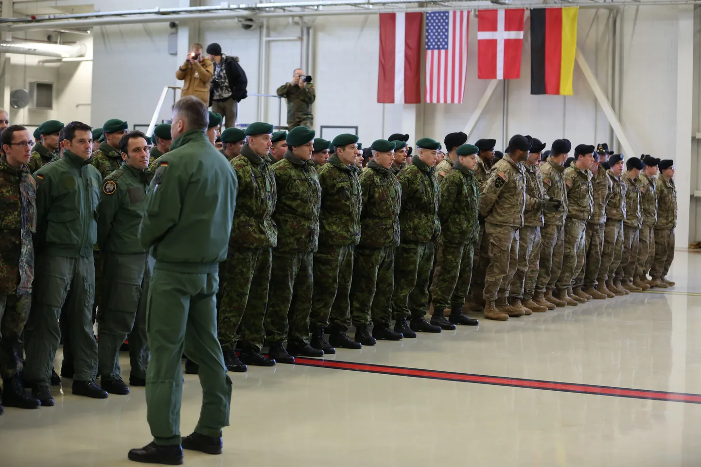 Täna Ämari lennubaasi külastavat Jens Stoltenbergi ootasid seal Eesti, Saksa ja USA kaitseväelased.
