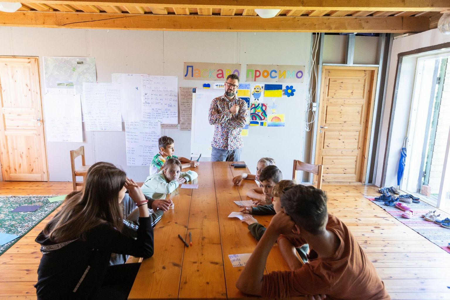 Igor Kotjuh tutvustab Uue-Kullil laagris olnud Ukraina lastele eesti kirjandust ning räägib nendega maast ja ilmast.