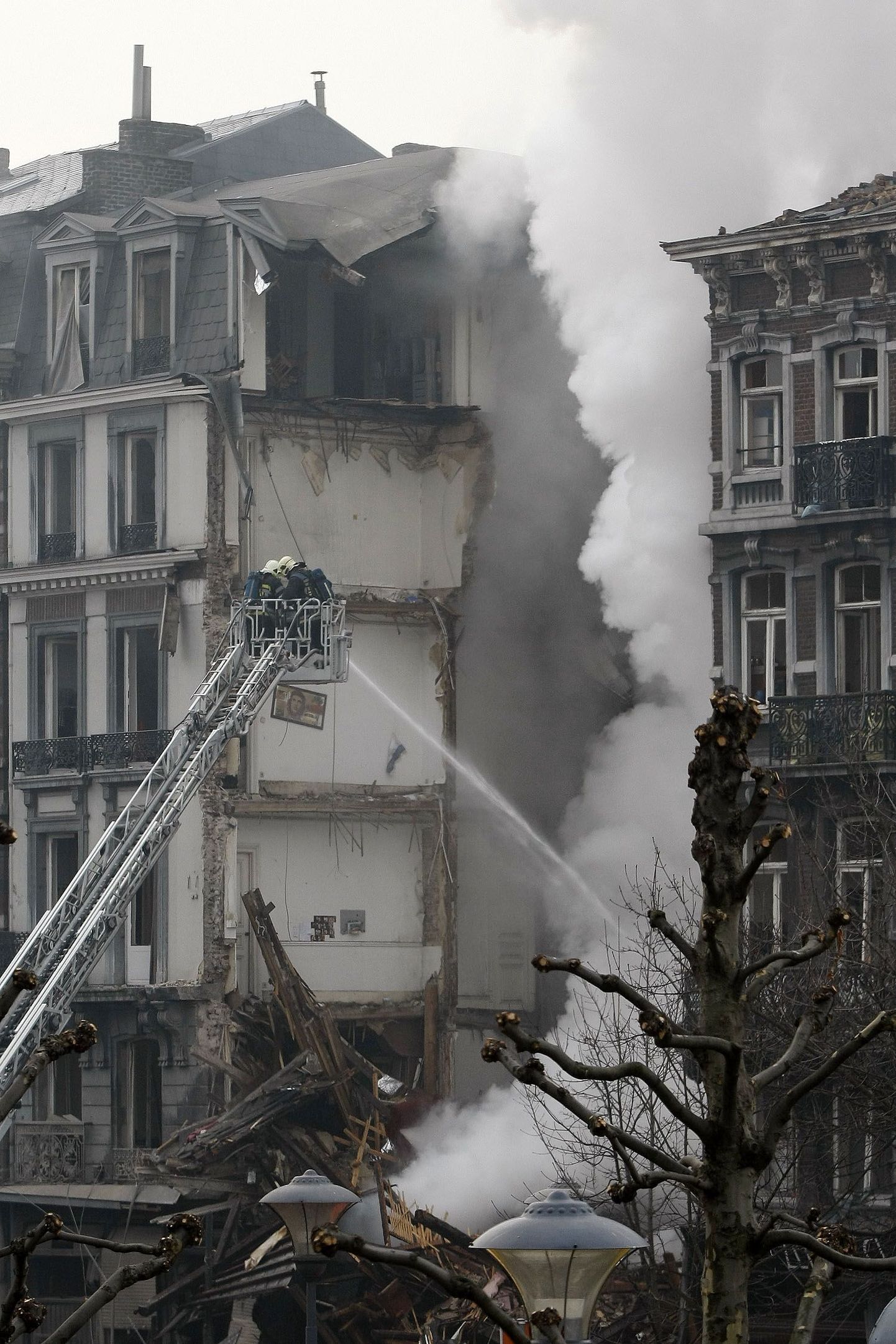 Liège'i tuletõrjujad kustutamas majavaringu järel puhkenud põlengut.