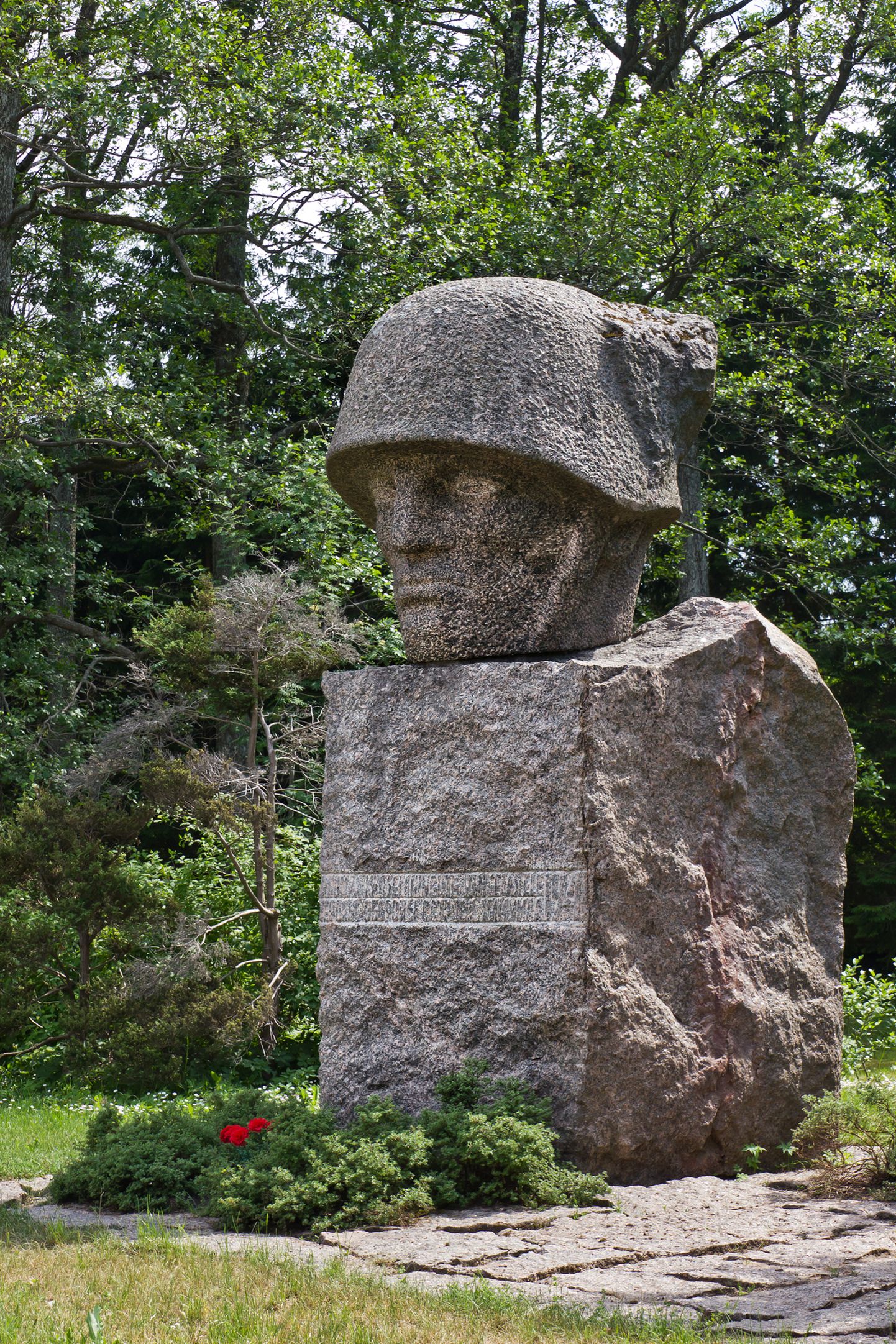 Советский монумент в Хийумаа.