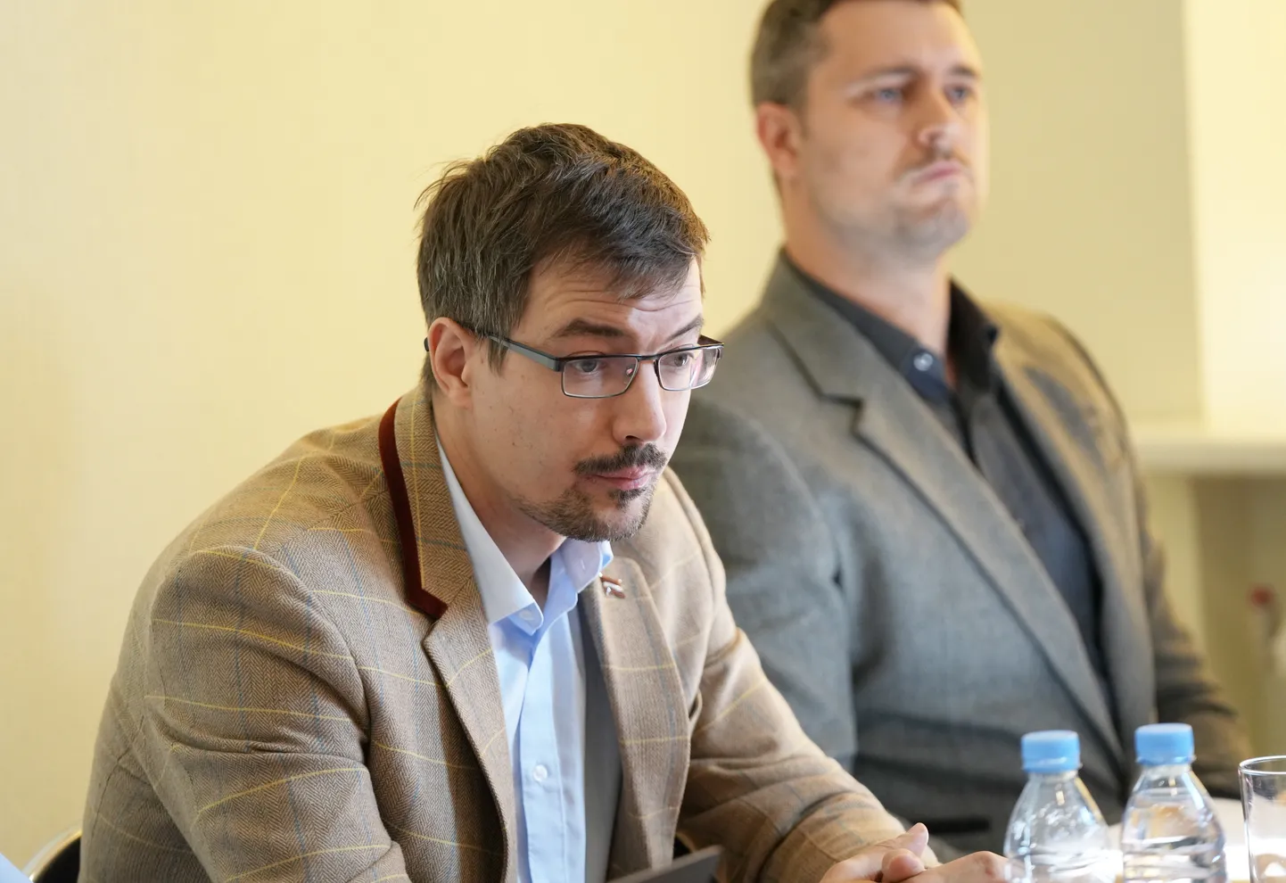 Latvijas izglītības vadītāju asociācijas valdes priekšsēdētājs Rūdolfs Kalvāns (no kreisās) un Jauno izglītības darbinieku padomes priekšsēdētāja vietnieks Mārtiņš Kupčs piedalās preses konferencē, kurā informē par pedagogu algu iespējamo "iesaldēšanu".