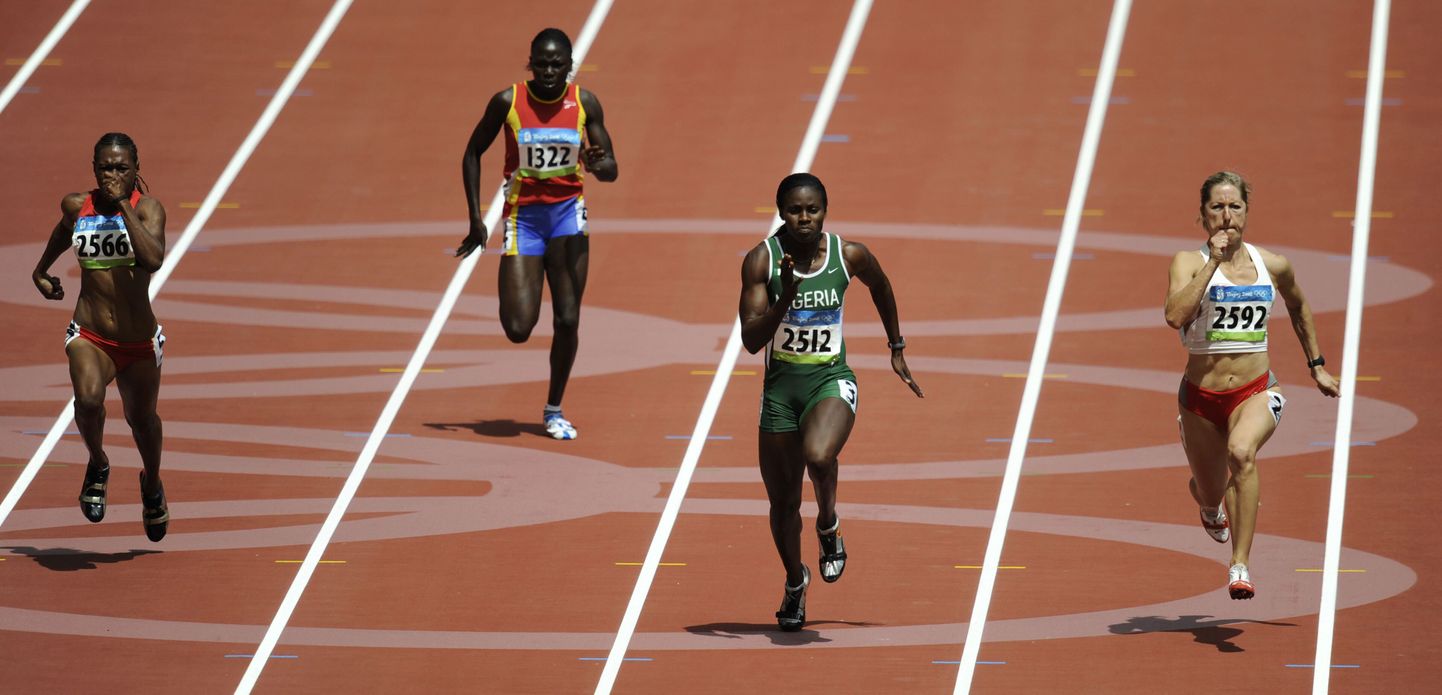Naiste 100 meetri eeljooks, kõige ees tuleb Nigeeria sprinter Oludamola Osayomi