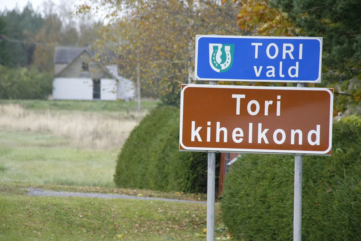 Pärnumaal on maanteede serva hakatud paigaldama esimesi ajalooliste kirikukihelkondade piire tähistavaid silte.