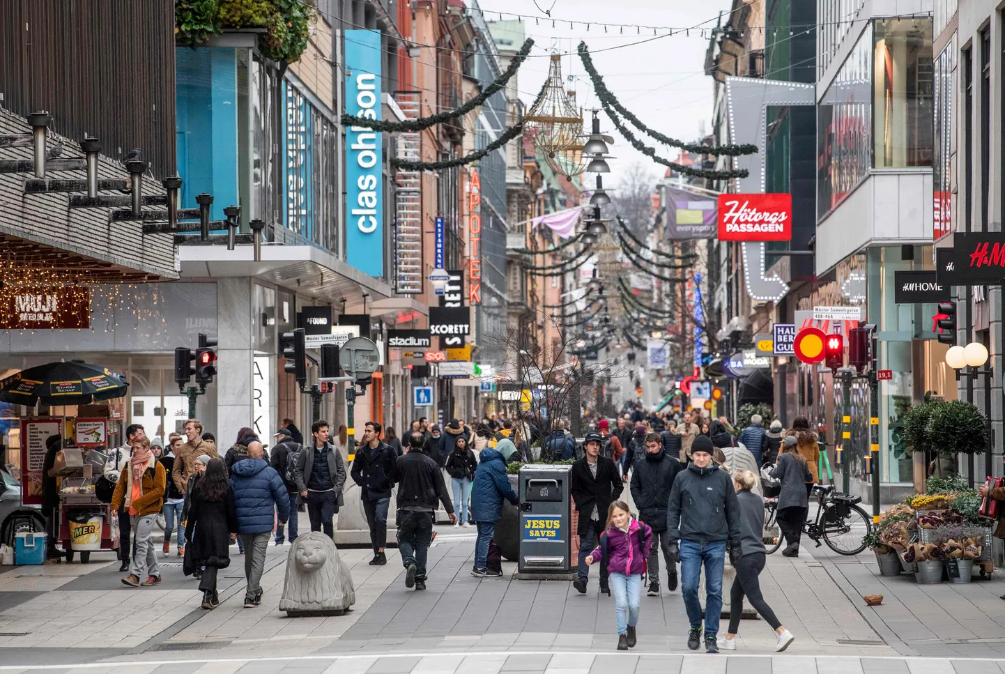 Inimesed Stockholmi kesklinnas Drottninggatani poetänaval.
