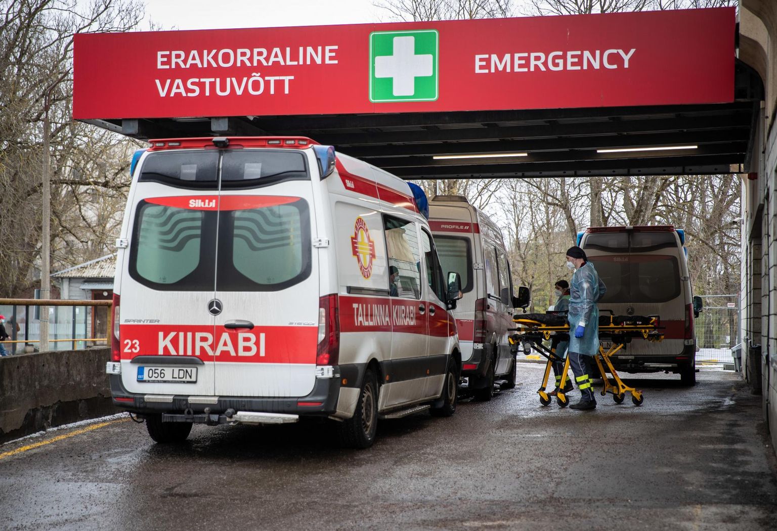 Kiirabiautode järjekord Ida-Tallinna keskhaigla erakorralise meditsiini osakonna ukse ees.