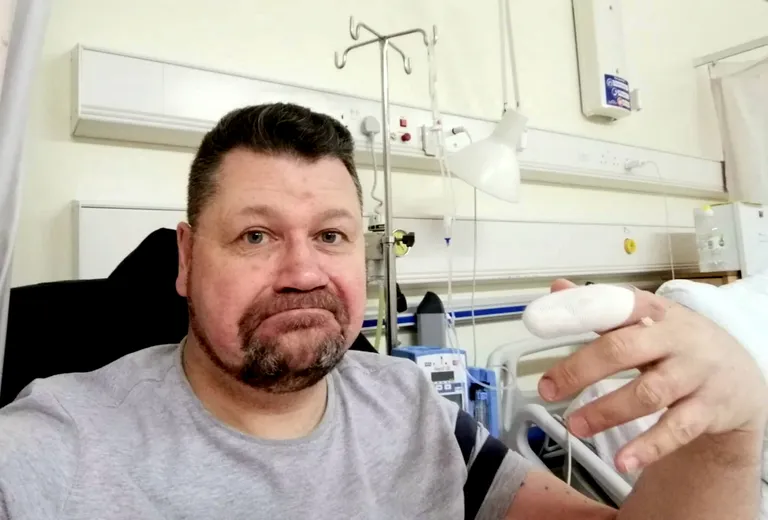 Mees soovitab pärast läbielamisi kõigil küünte närimisest loobuda.