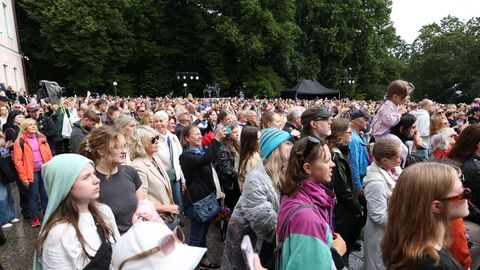 FOTOD ⟩ Pidupäevakontsert Kuberneri aias toob lavale armastatud popmuusikud