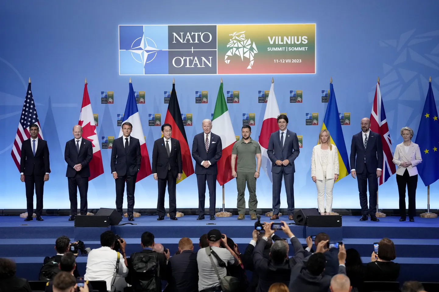 Pildike NATO läinudsuviselt tippkohtumiselt Vilniusest, G7 liikmed poseerivad koos Ukraina presidendi Volodõmõr Zelenskõiga. 12. juuli 2023.