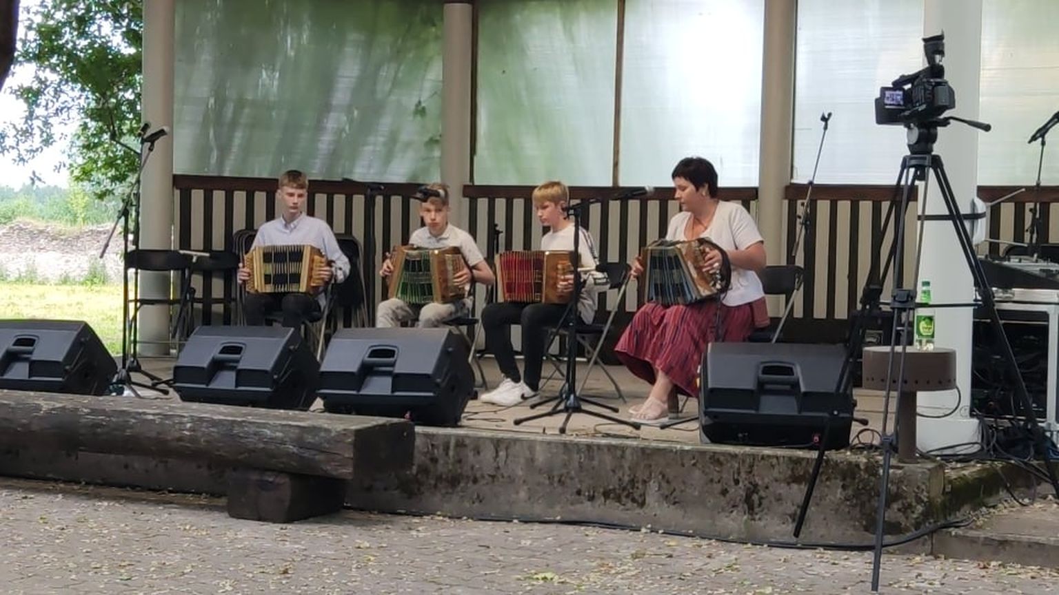Paide muusikakooli lõõtsaõpilased Alari Kiristaja (vasakult), Aron Niinep  ja Mart Kõnno esitasid lõõtsapäevadel Silvi Tumanskaja juhendamisel seitse pillilugu.
