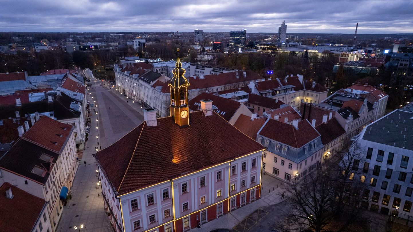 Raekojast juhitud Tartu häbiplekk on opositsiooni meelest ebaväärikalt madalad töötasud – kuuesajal linnapalgalisel alla 1000 euro kuus.