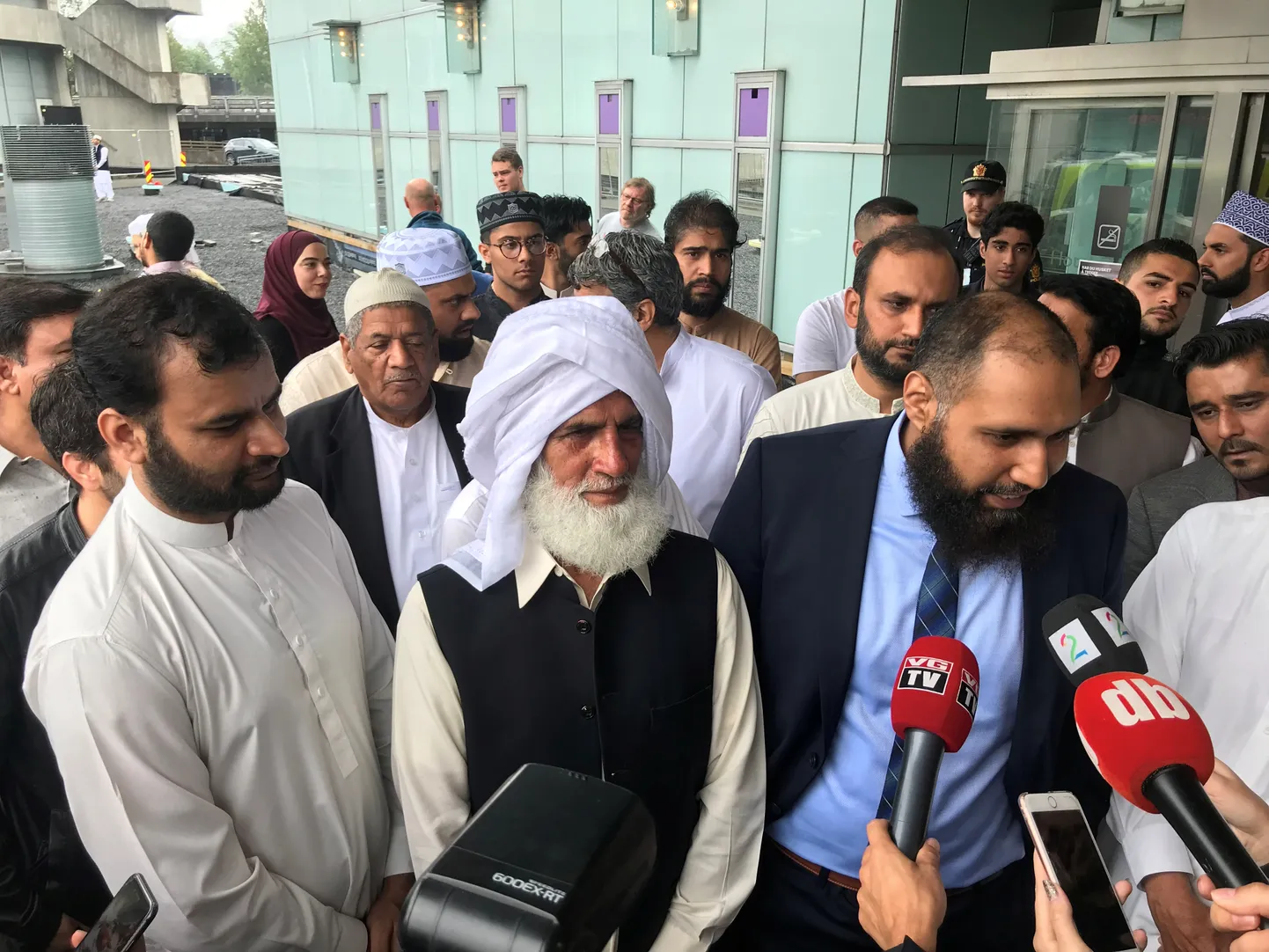 Mohammad Rafiq (keskel), üks koguduseliikmetest, kes ründaja mošee peatas, kuulab, samal ajal, kui rahvas meediaga Thon Oslofjordi hotelli juures Sandvikas kõneleb. 11. august 2019.