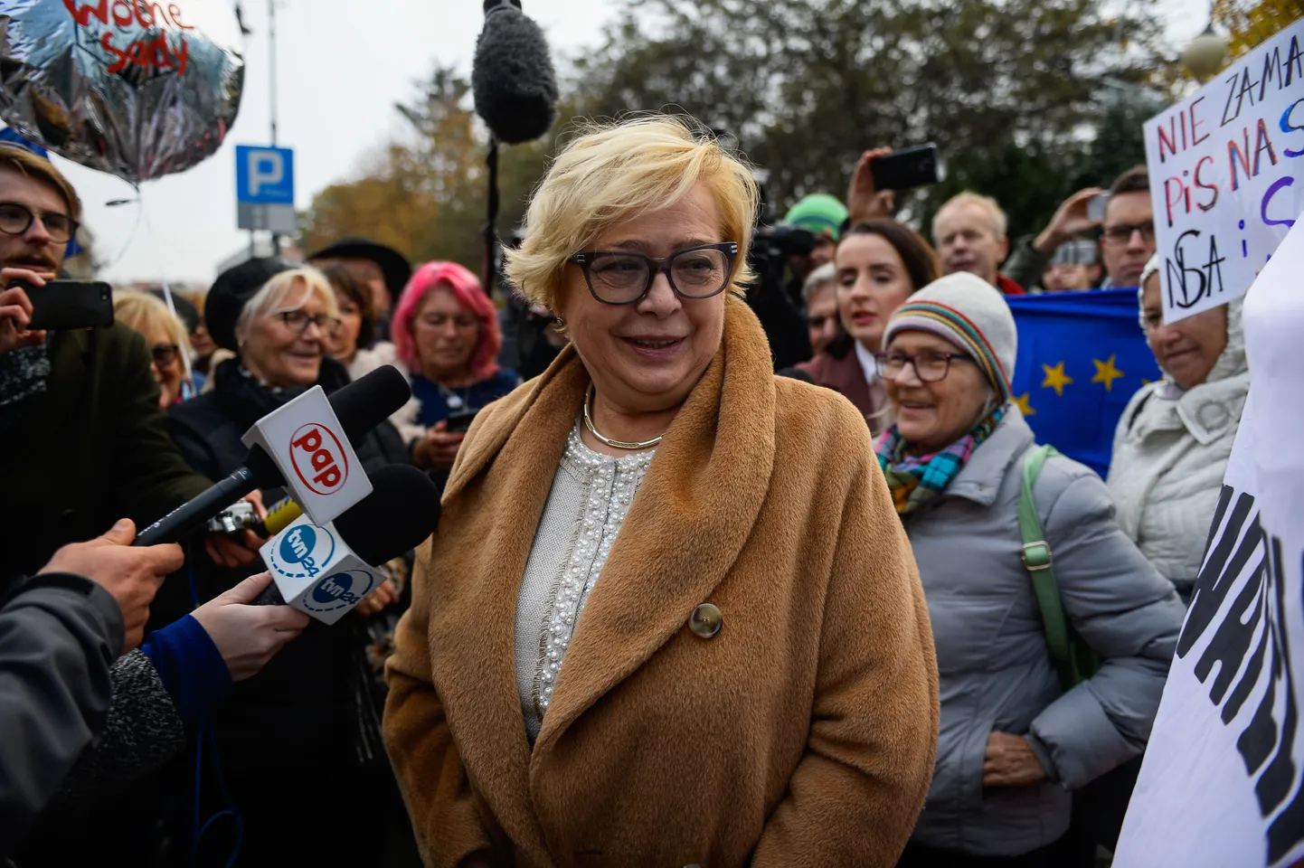 Ametisse ennistatud Poola ülemkohutu esimees Małgorzata Gersdorfs vestlemas täna tööle naastes ajakirjanikega.