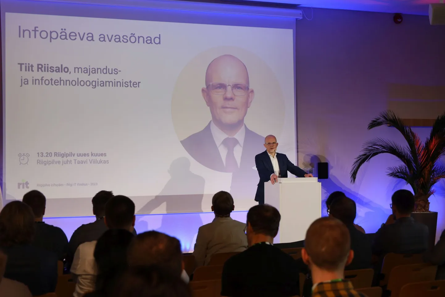 Majandus- ja infotehnoloogiaminister Tiit Riisalo ütles, et uue digipöördega peab info riigilt jõudma ise inimeseni, kui selleks on õige aeg.