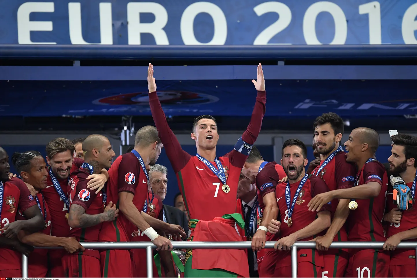 Vigastatud Cristiano Ronaldo oli teisel poolajal Fernando Santose kõrval justkui teiseks treeneriks.