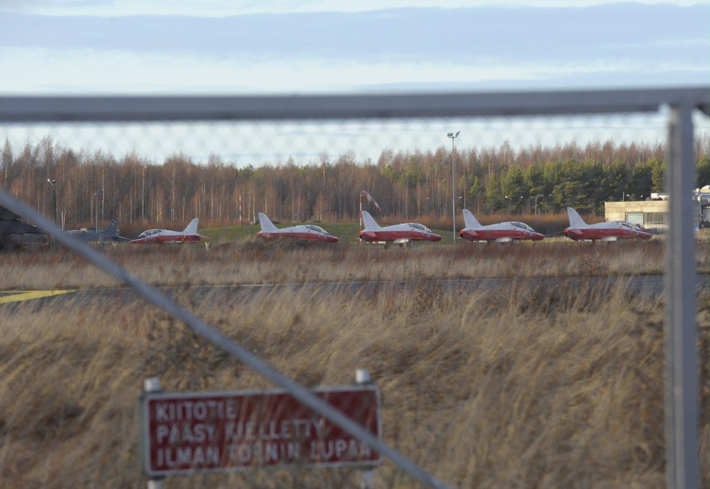 Hawk-tüüpi hävituslennukid, mida sõjalennukoolis kasutatakse treeninglennukitena, Kauhava lennuväljal.