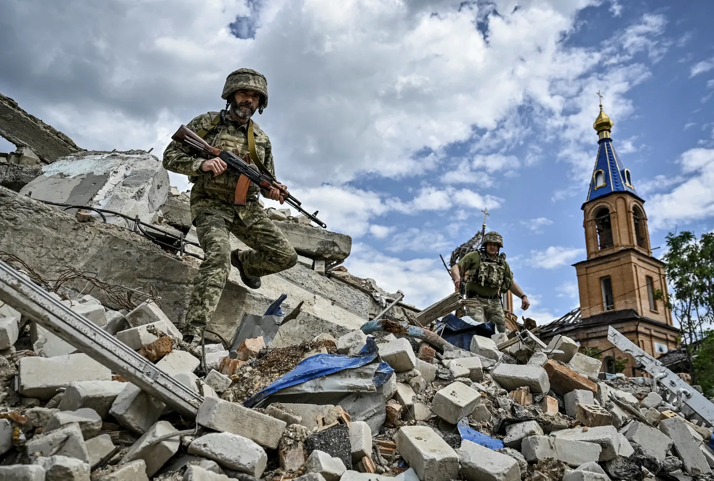 Ukraina sõdurid patrullivad keset Vene rünnakute tekitatud purustusi riigi lõunaosas Zaporižžja oblastis Orihhivis.