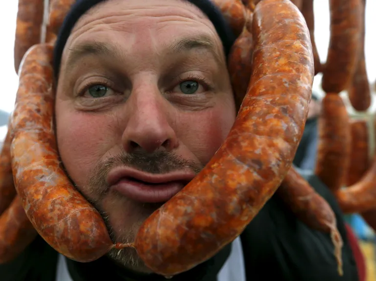 Müüa poseerib koos toodetega. Hungari toidufestival, 2015.