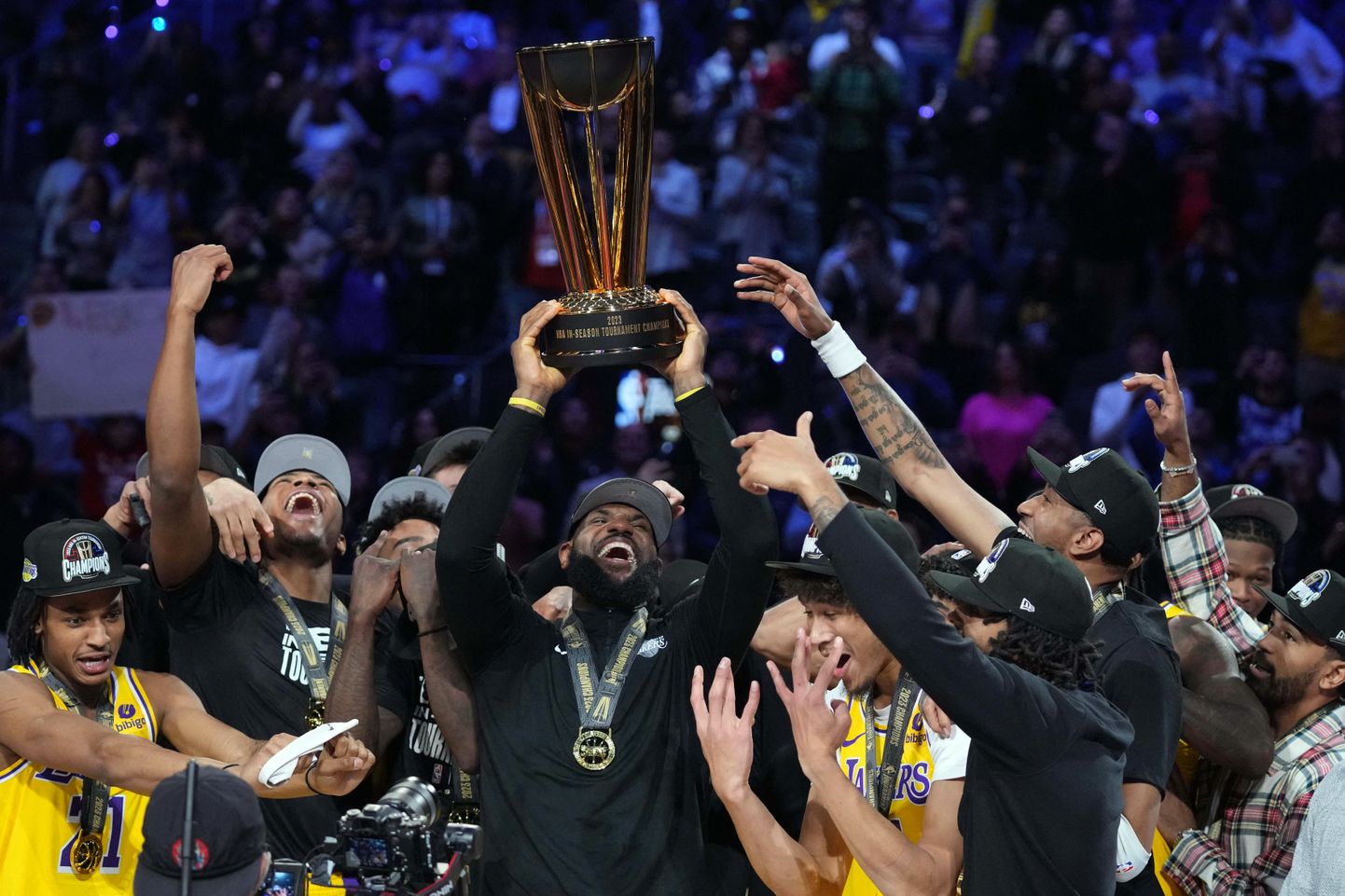 LeBron James sai Los Angeles Lakersi kaptenina tõsta pea kohale NBA esimese karikasarja võidutrofee.