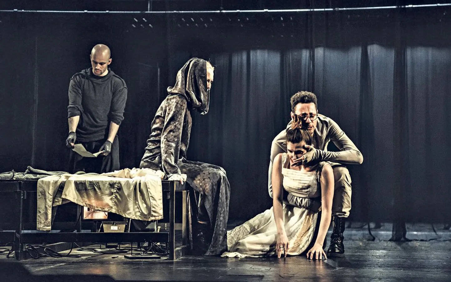 Stseen «Othellost» Vanemuise väikeses majas: Jago (vasakult, Sten Karpov) ja tema naine Emilia (Ragne Pekarev) ning Desdemona (Liis Laigna) ja tema mees Othello (Jim Ashilevi).