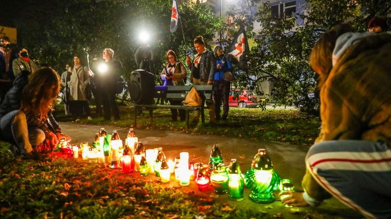 В Кракове люди зажгли в память Изабелы свечи около здания правящей партии "Право и справедливость".