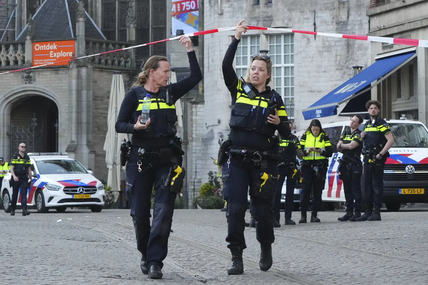 Politseinikud sündmuskoha lähedal.