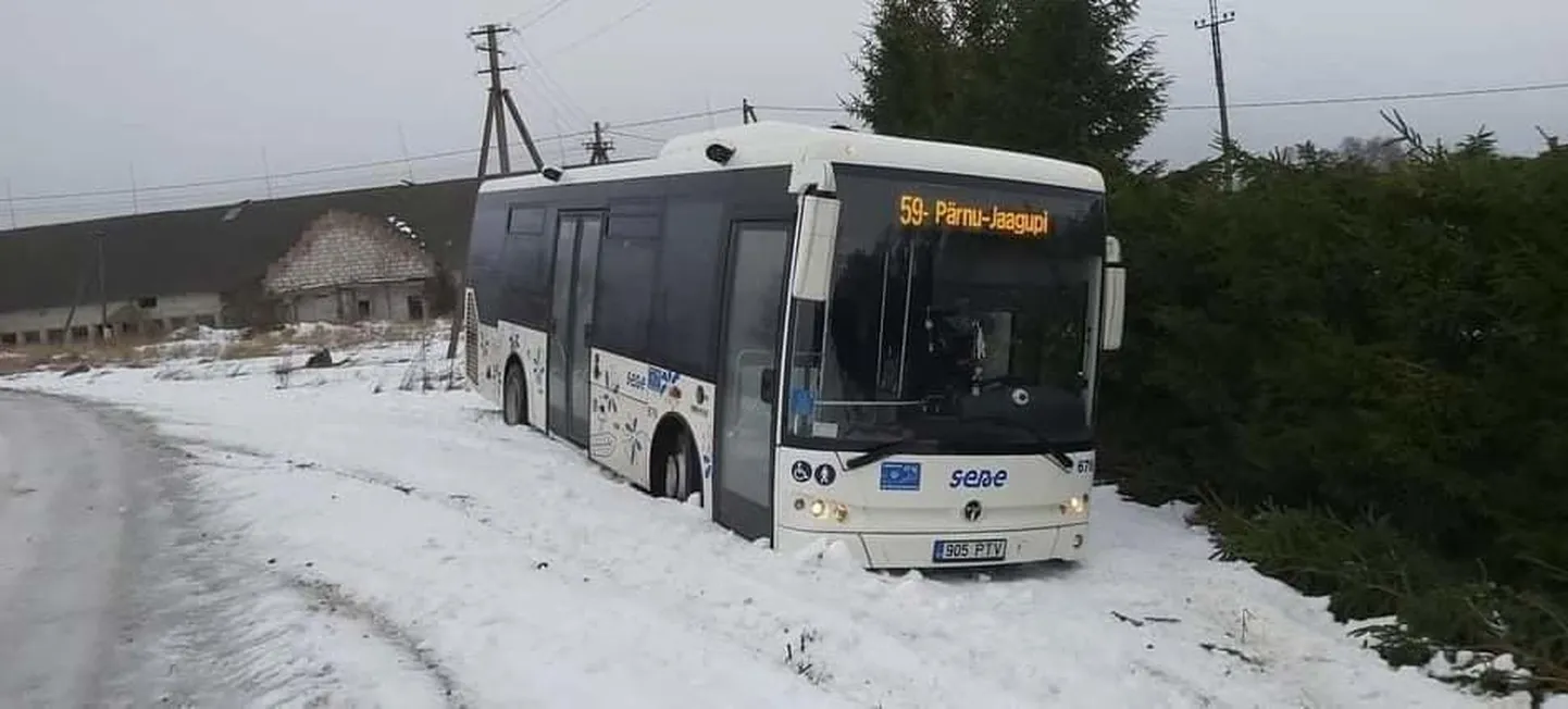 Pühapäeva õhtul saatis lehelugeja pildi Lääneranna vallast, kus liinibuss oli libeda tõttu enne Tammaru bussipeatust teelt välja sõitnud.