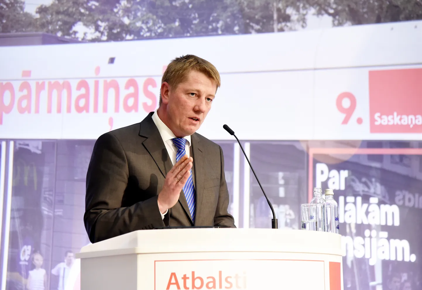 Sociāldemokrātiskās partijas "Saskaņa" ministru amatu kandidāts, Saeimas deputāts Anrijs Matīss piedalās partijas "Saskaņa" pasākumā, kurā tā iepazīstina ar savu programmu, kuras devīze ir "Atbalsti pārmaiņas!".