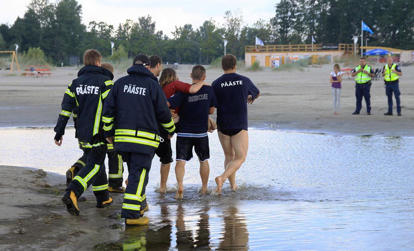 Läinud reedel tahtis neiu Pärnu rannast väidetavalt igaveseks vette kõndida. Õnneks said päästjad õigel ajal jaole ja tõid hingeahastuses noore inimese kaldale ja elule tagasi.