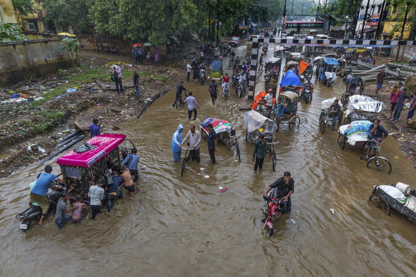 Tulvade tõttu on saanud surma 39 ja piirkonnast lahkunud 50 000 inimest.