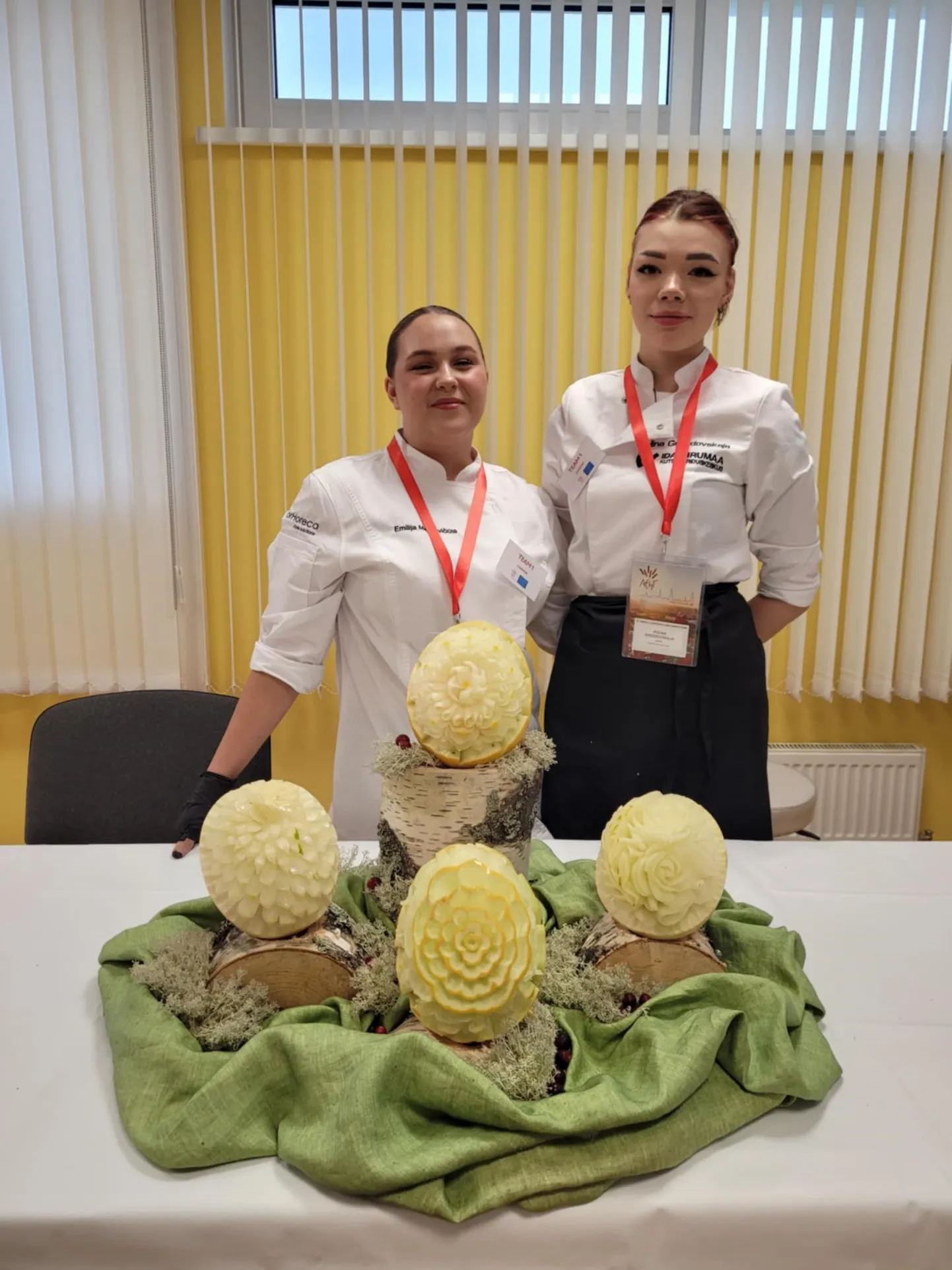 Полина Гнездовская (справа) и ее коллега из Литвы покорили жюри не только искусством резки фруктов, но и эффектной подачей.