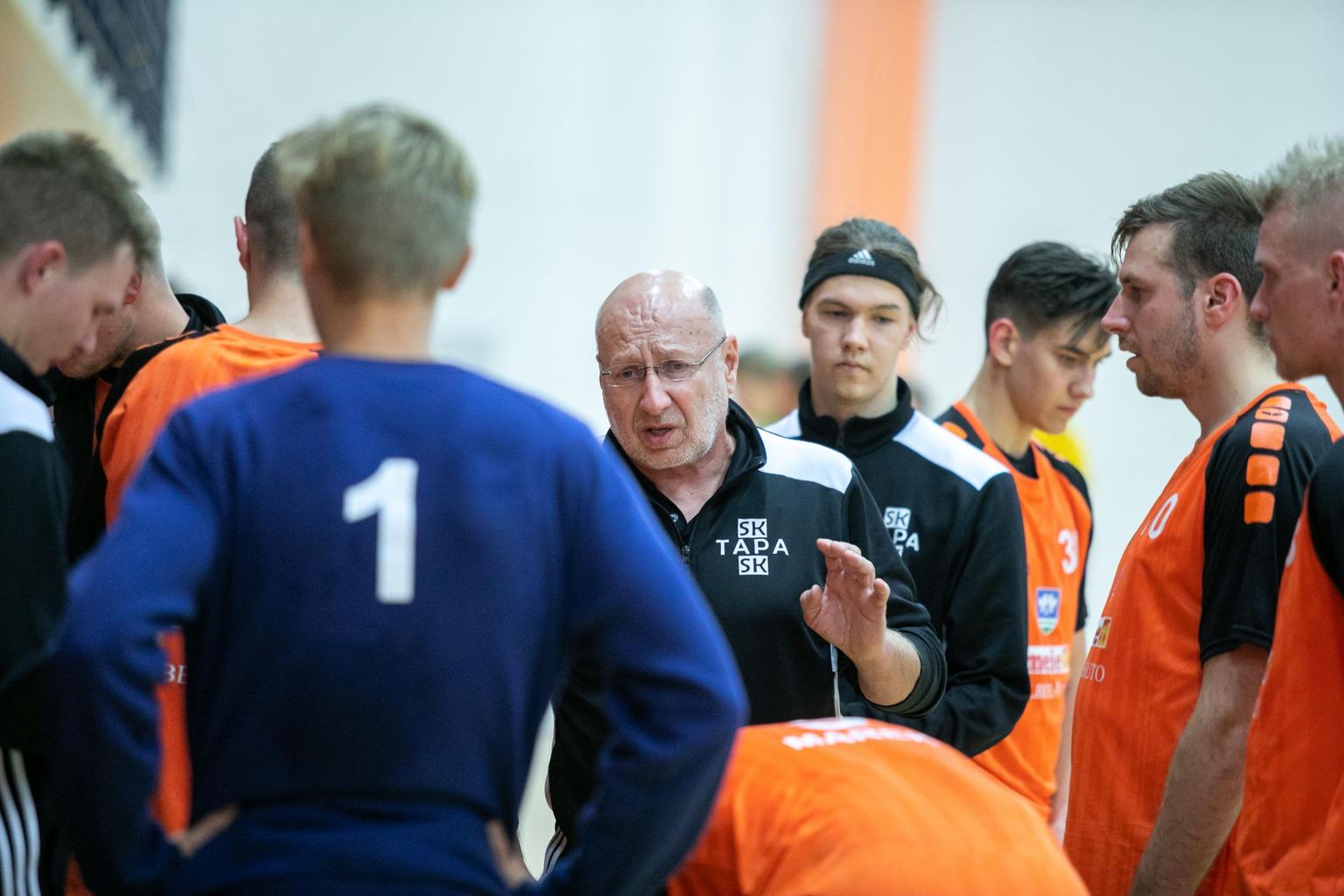 Spordiklubi Tapa käsipallurid alustavad peagi teist hooaega Balti liigas. Keskel peatreener Elmu Koppelmann.