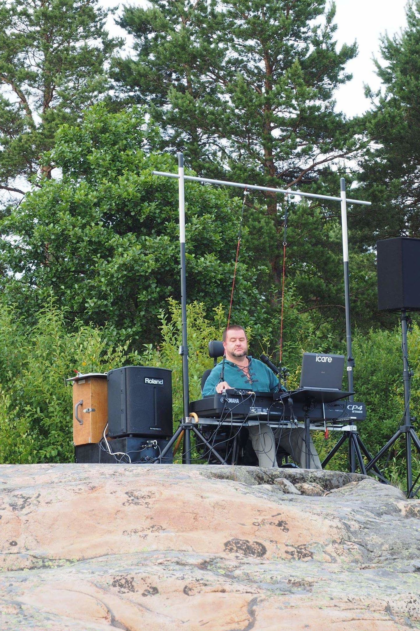 Tom Sonntag laulis ja mängis juulis kaljul Kopparnäs Soomes.