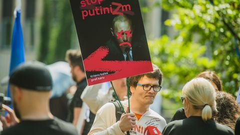 В Риге у посольства России прошел антивоенный митинг