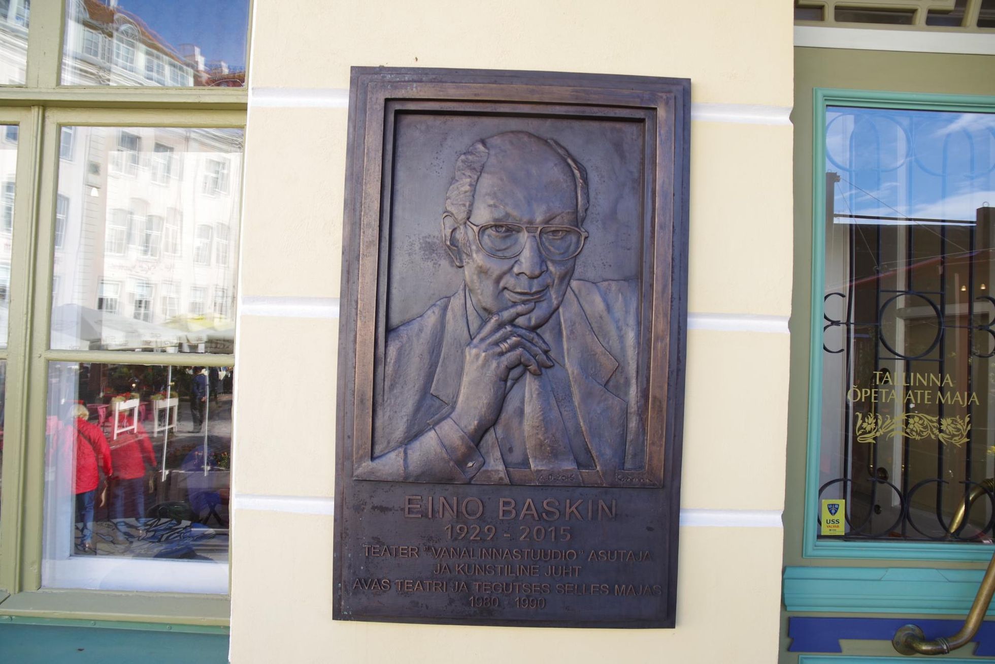 Барельеф Эйно Баскина на Ратушной площади в Таллинне.