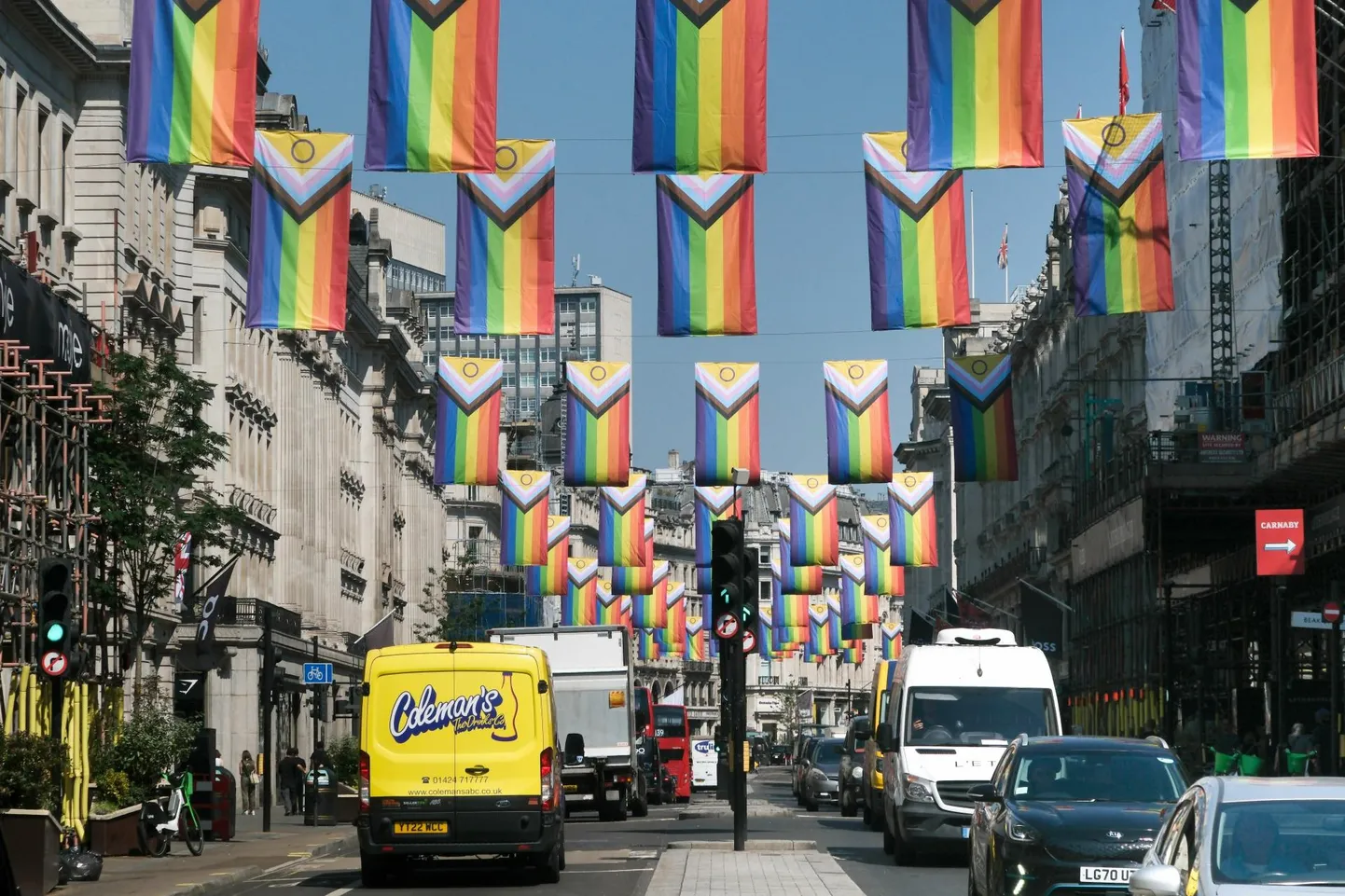 LGBT identiteedi kasvu peamine tegur ei ole kapist välja tulemine, vaid tegu on laiema kultuurilise muutusega. LGBTQIA+ dekoratsioonid Regent Streetil Londonis juunis 2023.
