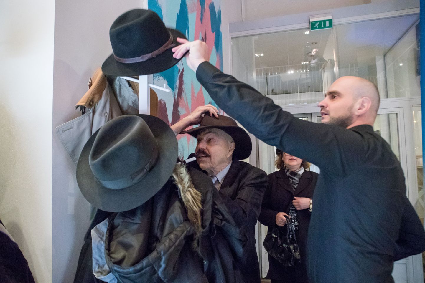 EKRE valimispeol Tallinnas olid paljud kohale tulnud kaabudega.