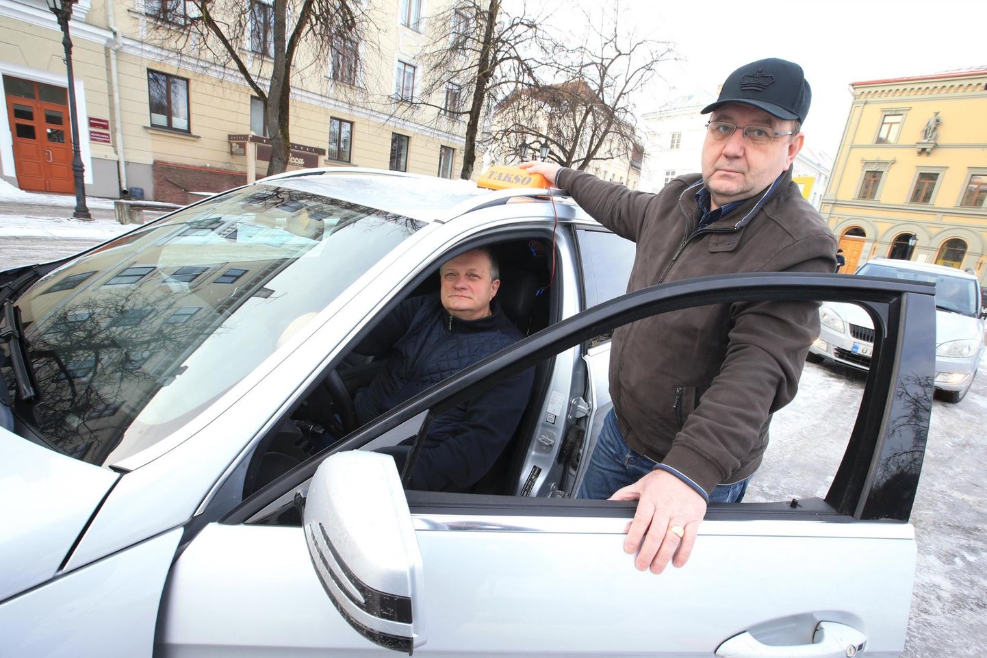 Tartu taksojuhid Erik Rosenthal ja Aivar Nisu (autos) on aastaid tagunud rauda, et erinevatele taksodele kehtestataks ühtsed reeglid. Seni tulemust pole.