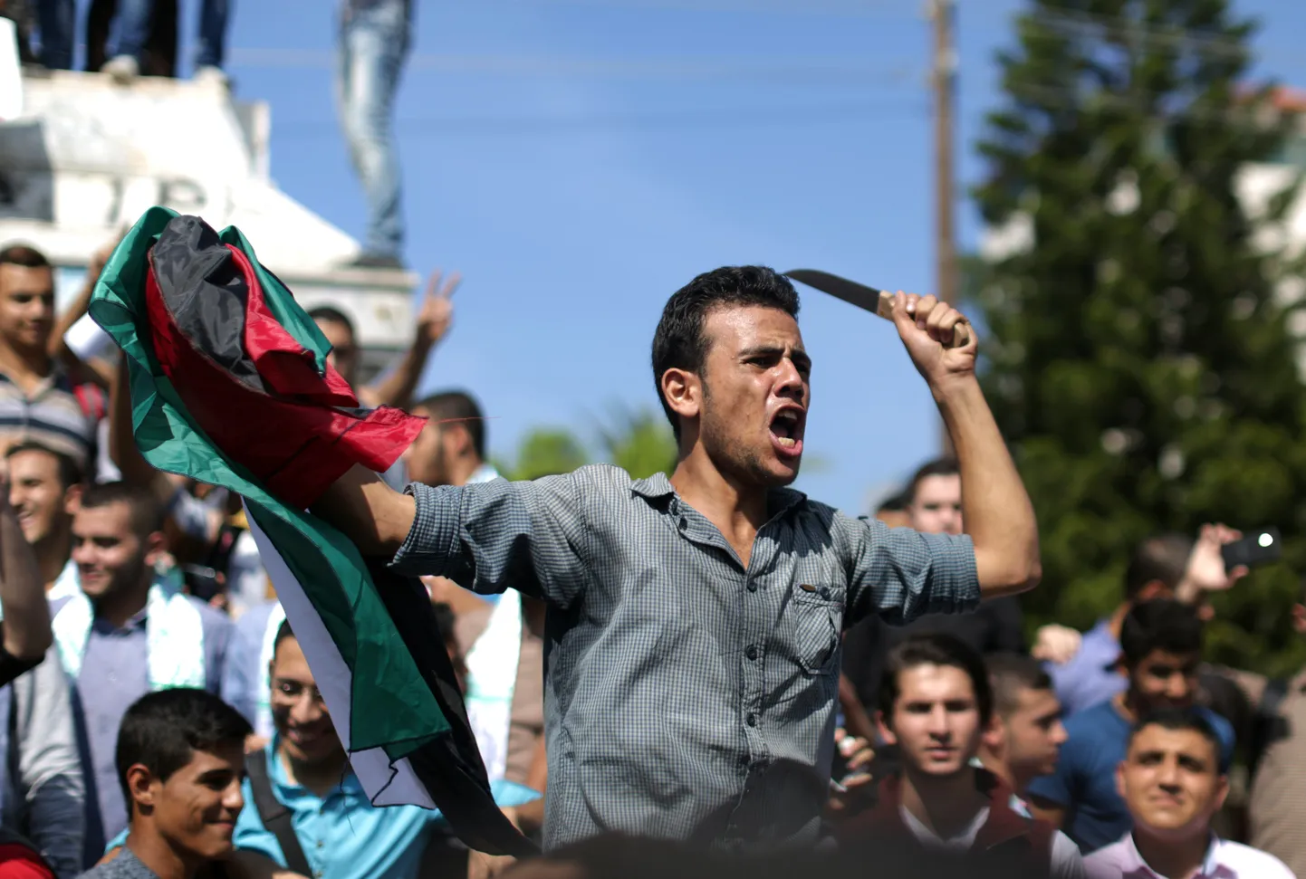 Palestiinlasest meeleavaldaja nuga viibutamas.