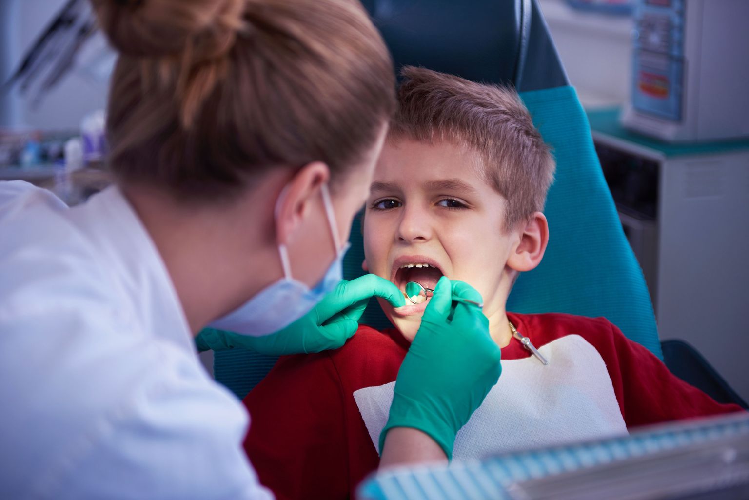 Детям зубы лечат бесплатно.