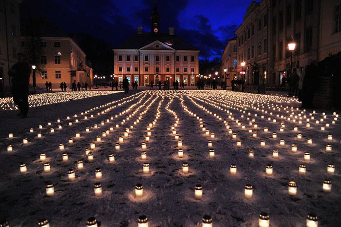 Свечи, зажженные в память депортированных. Архивное фото