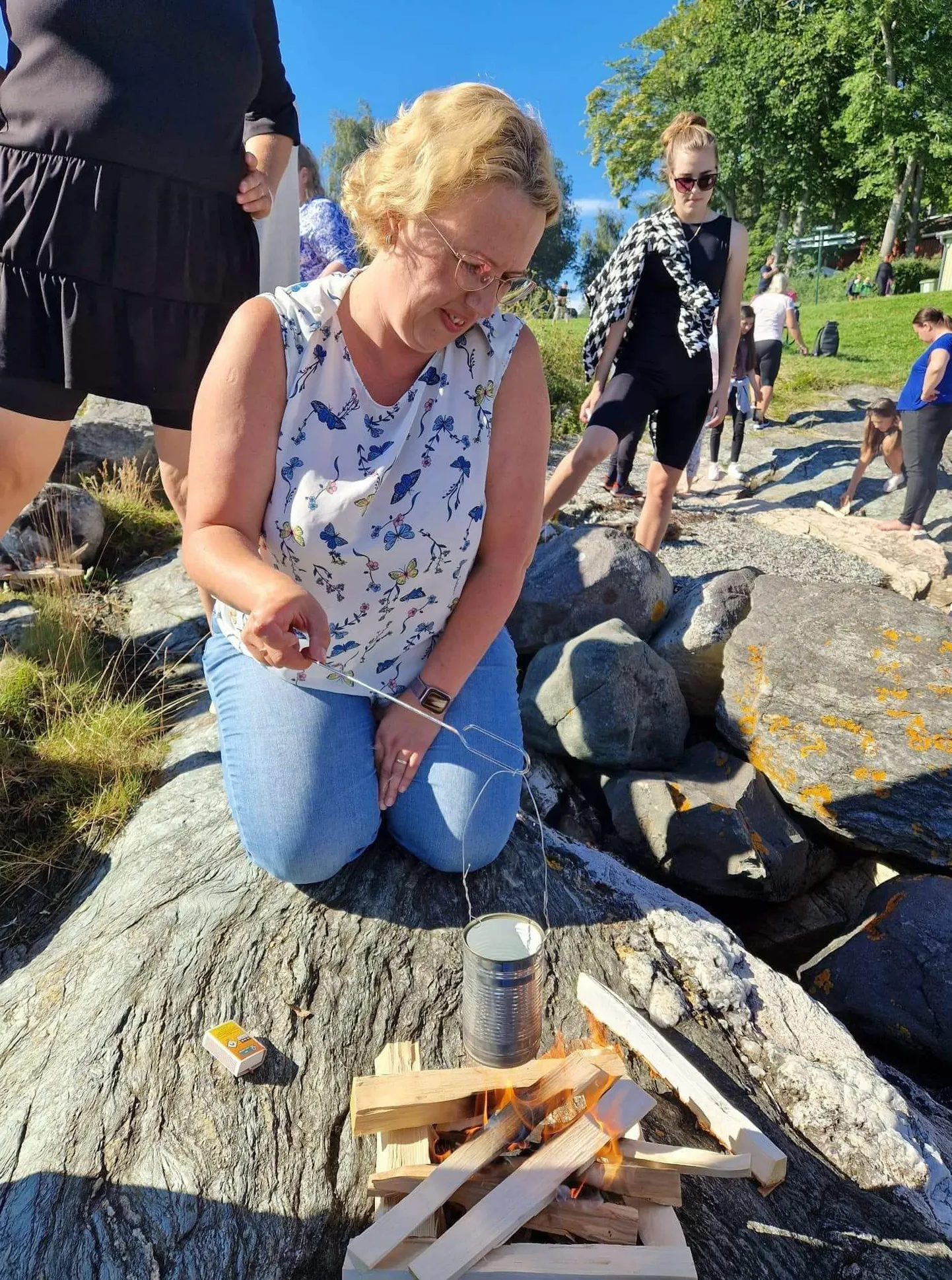 Järva valla noorsootöökeskuse juhataja Aune Suve-Kütt, nagu teisedki õpirändajad, lõi kaasa praktilistes tegevustes. Seekord oli ülesanne aja peale vesi purgis keema saada.