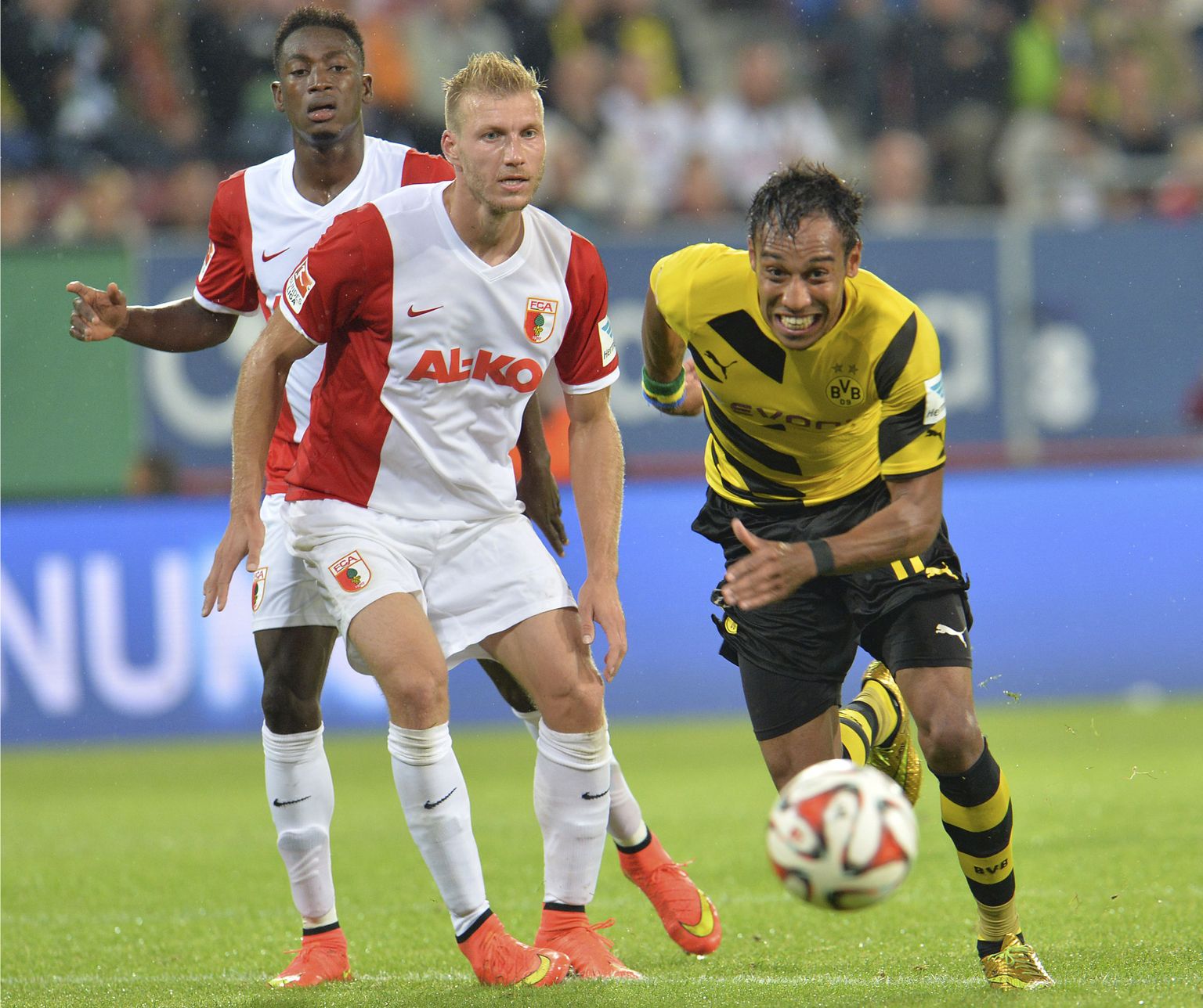 Ragnar Klavan mängib Saksamaal Augsburgi särgis pea igal nädalal maailma tippründajate vastu. Fotol on tema vastaseks Dortmundi Borussia mängija Pierre-Emerick Aubameyang.
