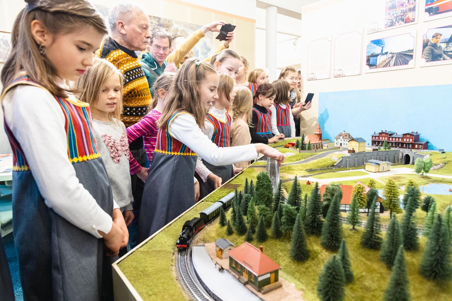 Valga muuseumis avati Tartu-Valga  rongiühenduse 135. aastapäeva puhuks mudelrongidega makett.