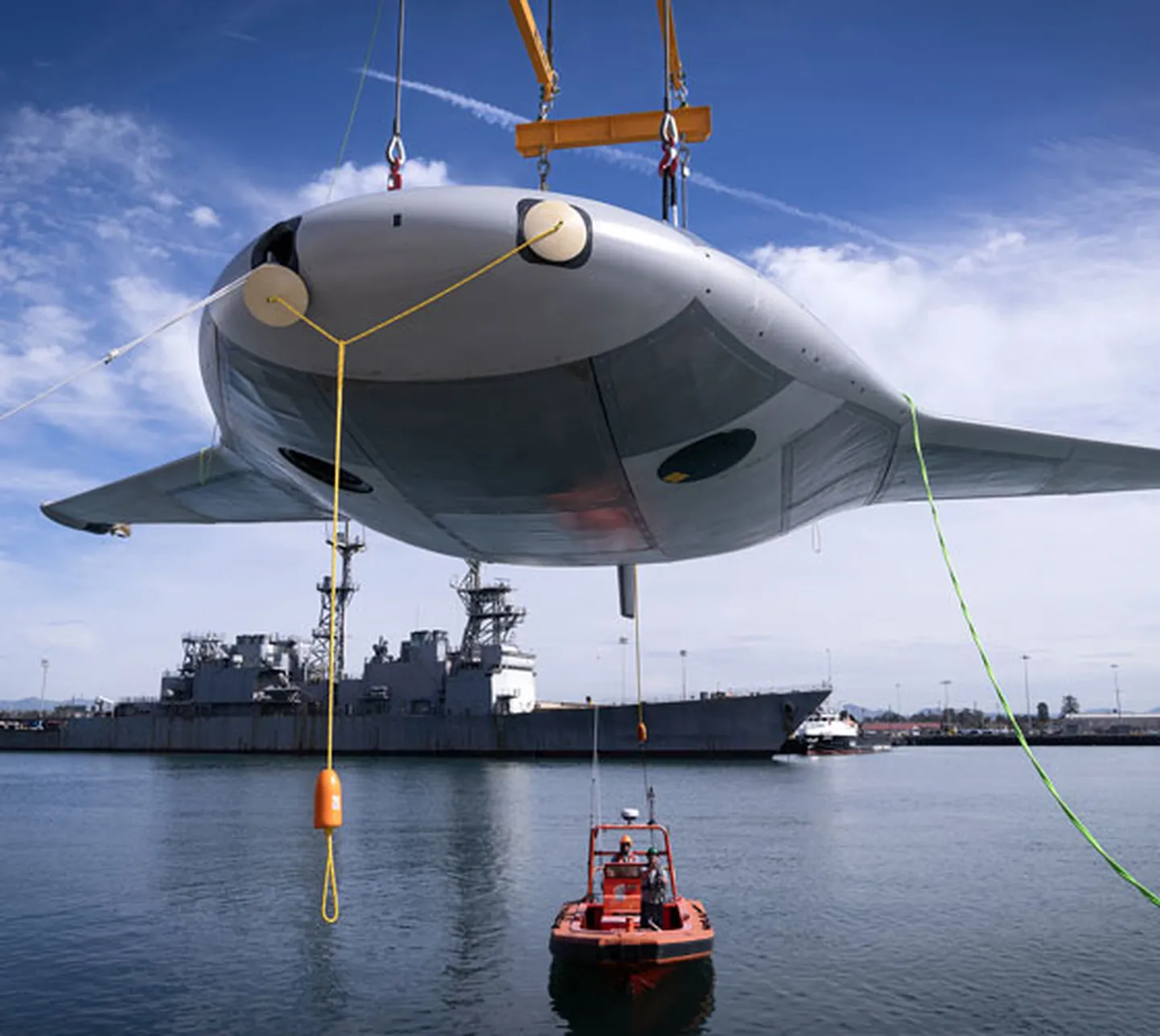 Manta Ray robotallveelaev tõstetakse vette ja testsõit saab alata.