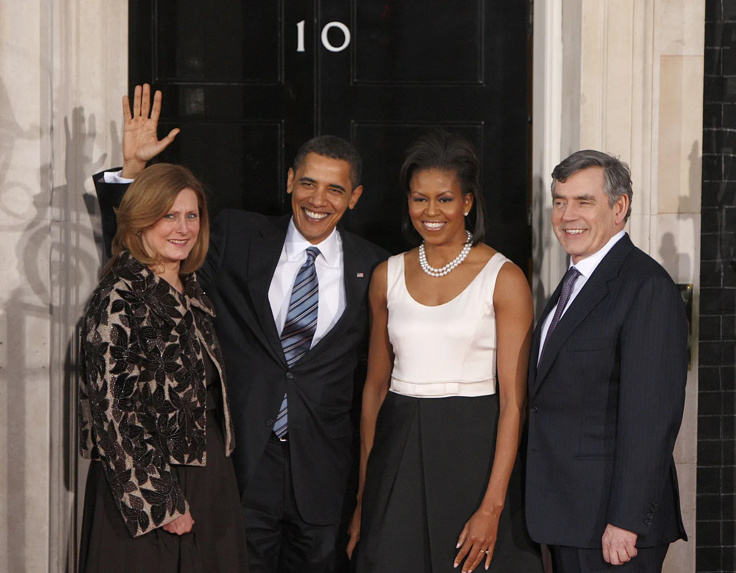 Briti peaminister Gordon Brown oma abikaasaga tervitamas koduuksel USA presidenti Barack Obamat ja tema naist (kaks keskmist).
