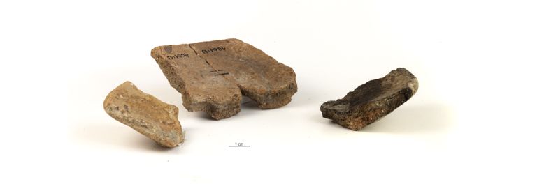 Metallist küünlajalgade ja pirruhoidjate kõrval kasutati ka väikseid kausse meenutavaid õlilampe