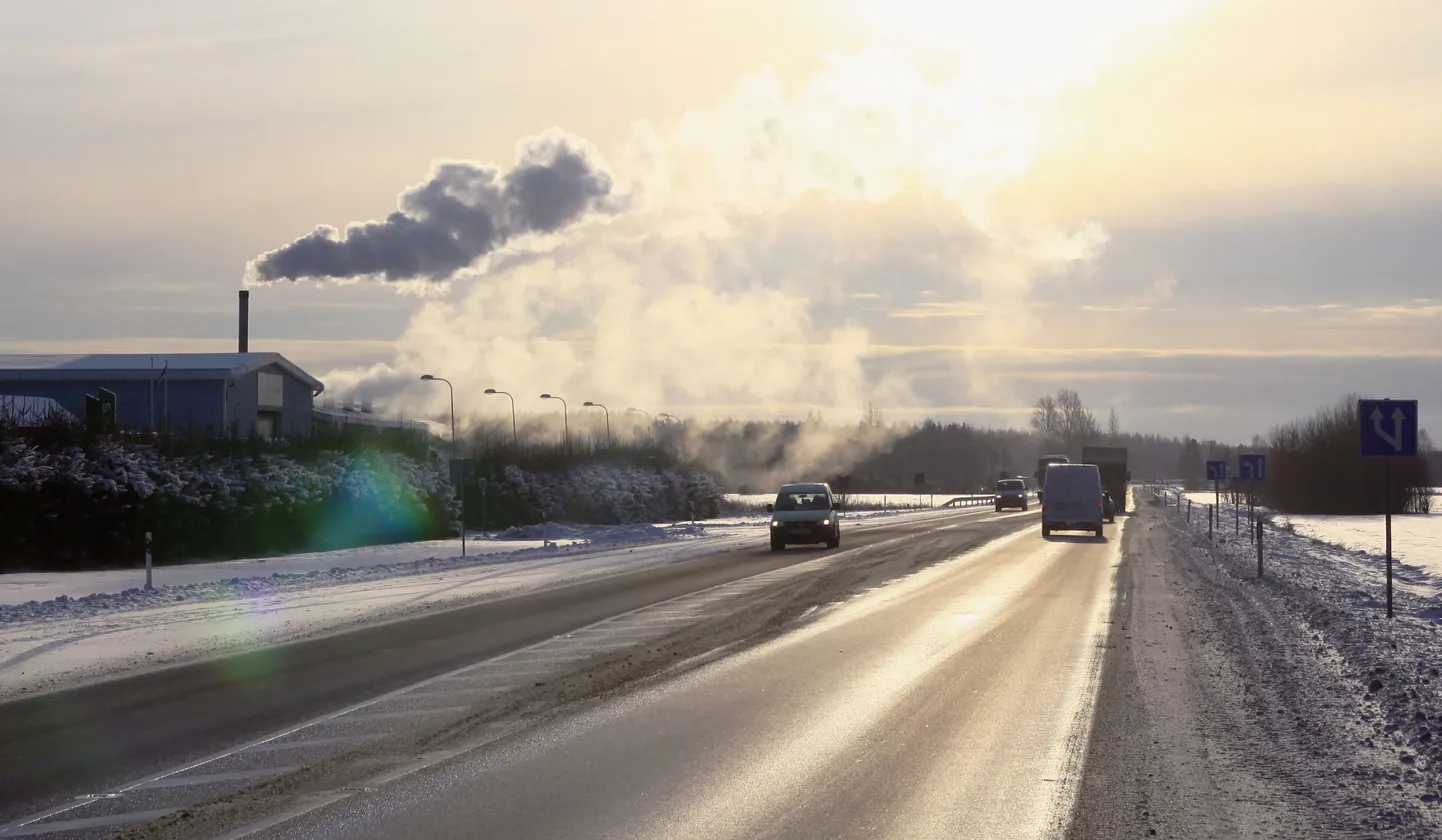 Juba praegu on teekate libe Tallinna-Narva maanteel. Öötundidel, kui temperatuur langeb miinuskraadidesse, võib libedust esineda veelgi.