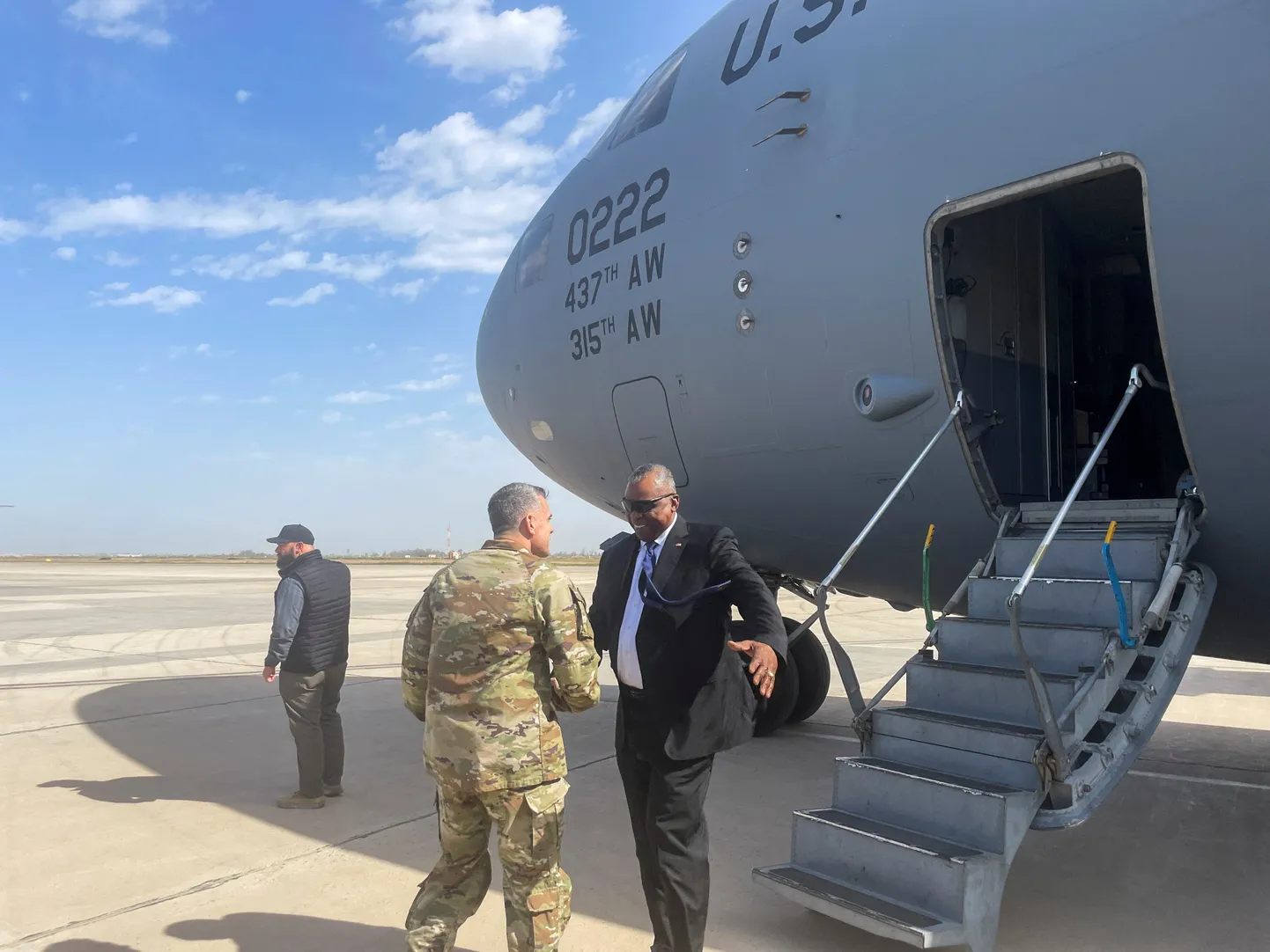 USA kaitseministrit Lloyd Austinit tervitas Bagdadi lennuväljal kindralmajor Matthew McFarlane.